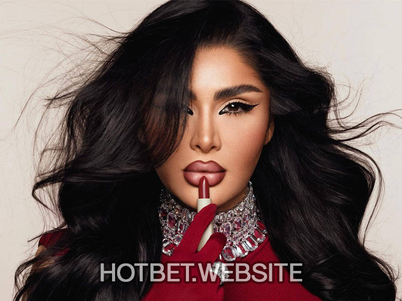 جهانبخت در حال معرفی محصولات آرایشی خود